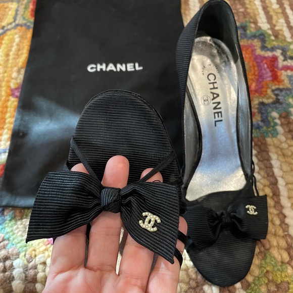 πΊππΊ Chanel Bow Heels with Pearl Logo Interlocked CCβs - Picture 3 of 12